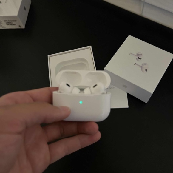 Apple White Wireless Earbuds with Charging Case